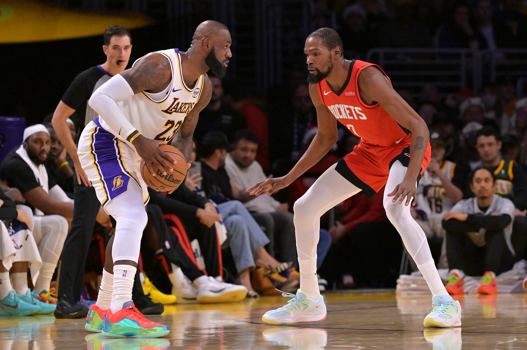 开云体育-👑勒邦·占士遇上雷霸龙！NBA译名迷宫：同一球星 三种叫法~